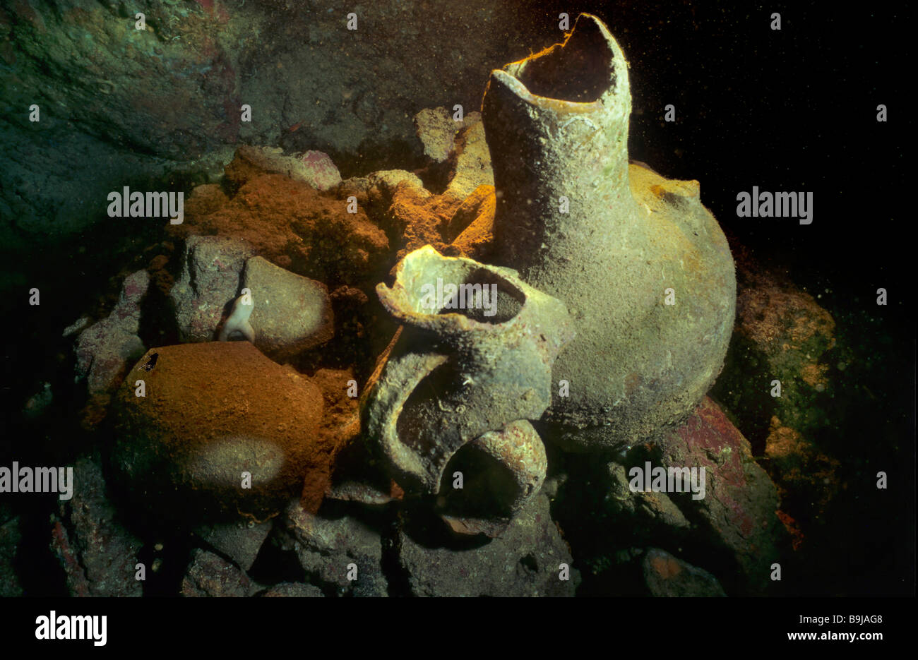 Ánforas rotas en una cueva submarina, el Mar Mediterráneo, Turquía Foto de stock