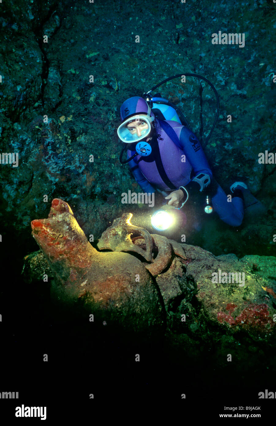 Buceo en una cueva submarina con ánforas, el Mar Mediterráneo, Turquía Foto de stock