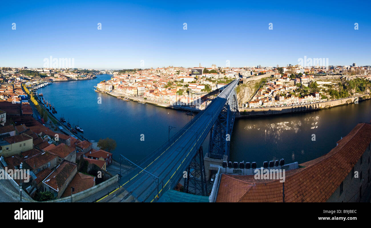 Vistas de Porto desde el barrio de Vila Nova de Gaia, en la espalda el Cais da Ribeira con el centro histórico de la ciudad, en frente del Ponte de Dom Foto de stock