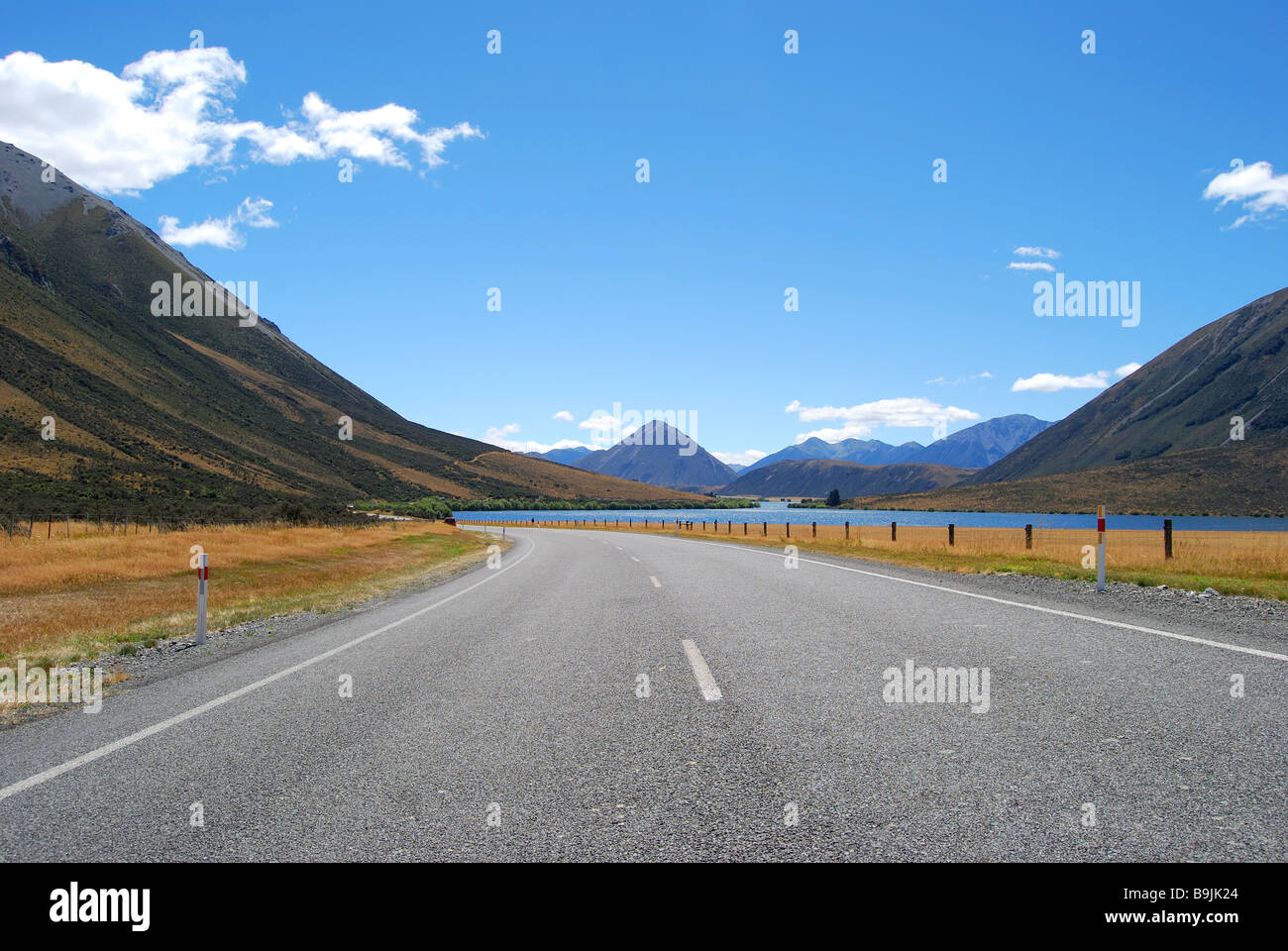 La autopista estatal por el lago Pearson, Arthur's Pass National Park, Canterbury, Isla del Sur, Nueva Zelanda Foto de stock