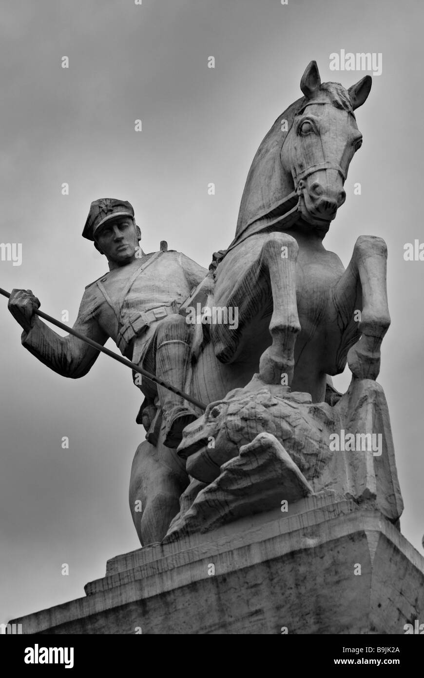 Un monumento estatua de Poznan (caballería Uhlans) muestra un soldado a caballo armado con una lanza, Poznan, Polonia Foto de stock