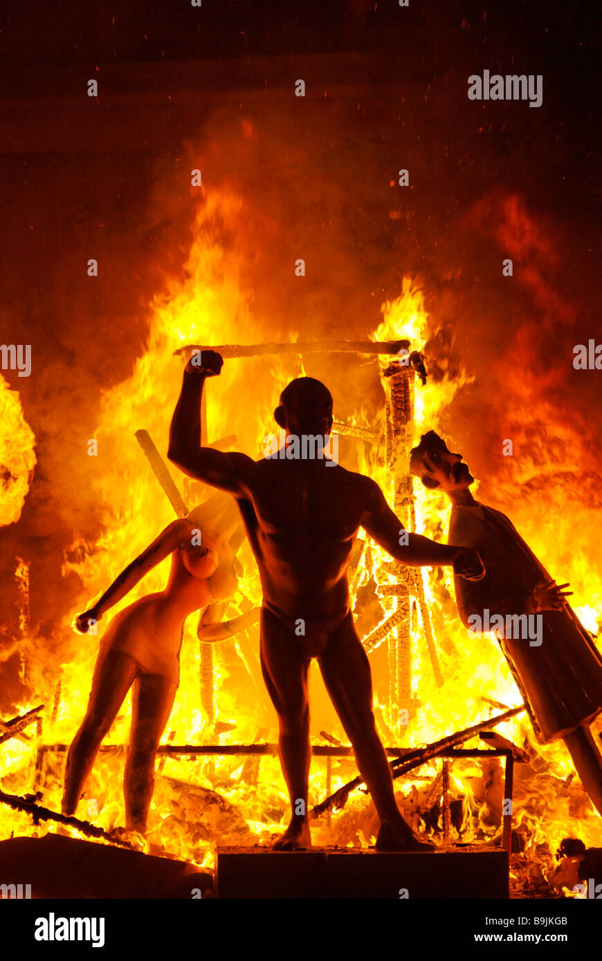 Festival de Las Fallas . La quema de un ninot escultura durante la Crema. Valencia España Foto de stock