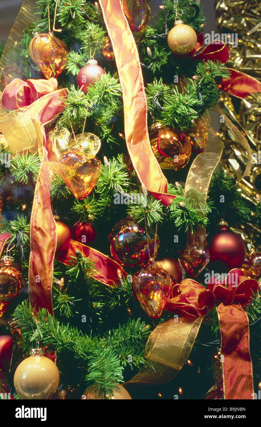Árbol de Navidad árbol detalle artificialmente el arte de la joyería de  árbol Árbol árbol de navidad bolas bolas colgantes rojo naranja arcos  decoración Fotografía de stock - Alamy
