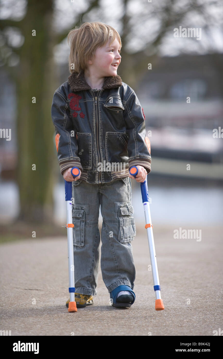 Niño con las muletas foto de archivo. Imagen de sonriente - 53391362