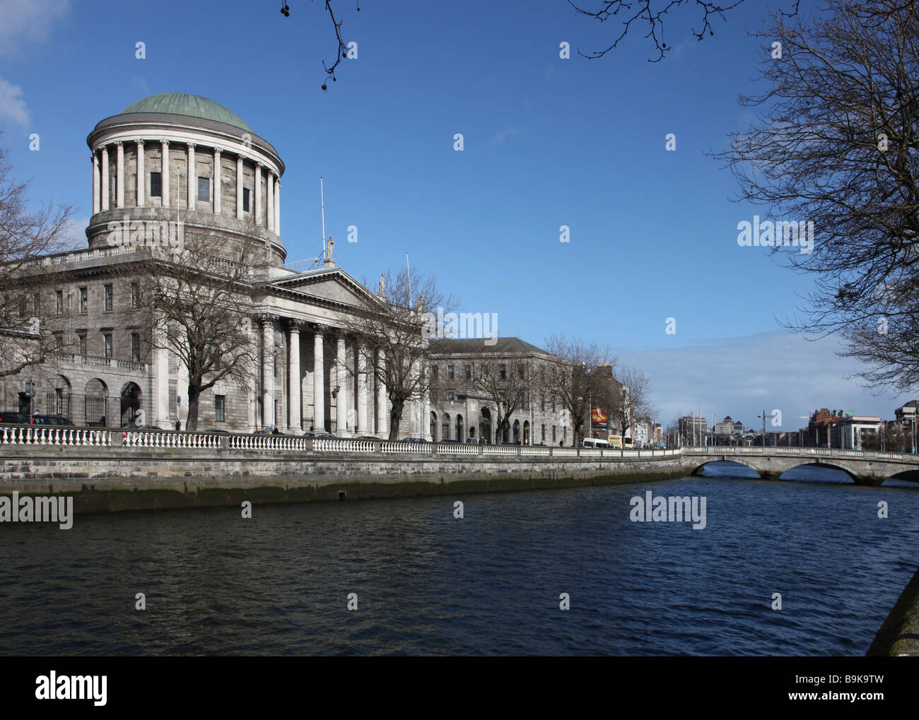 Los cuatro tribunales Río Liffey Dublín Irlanda Foto de stock