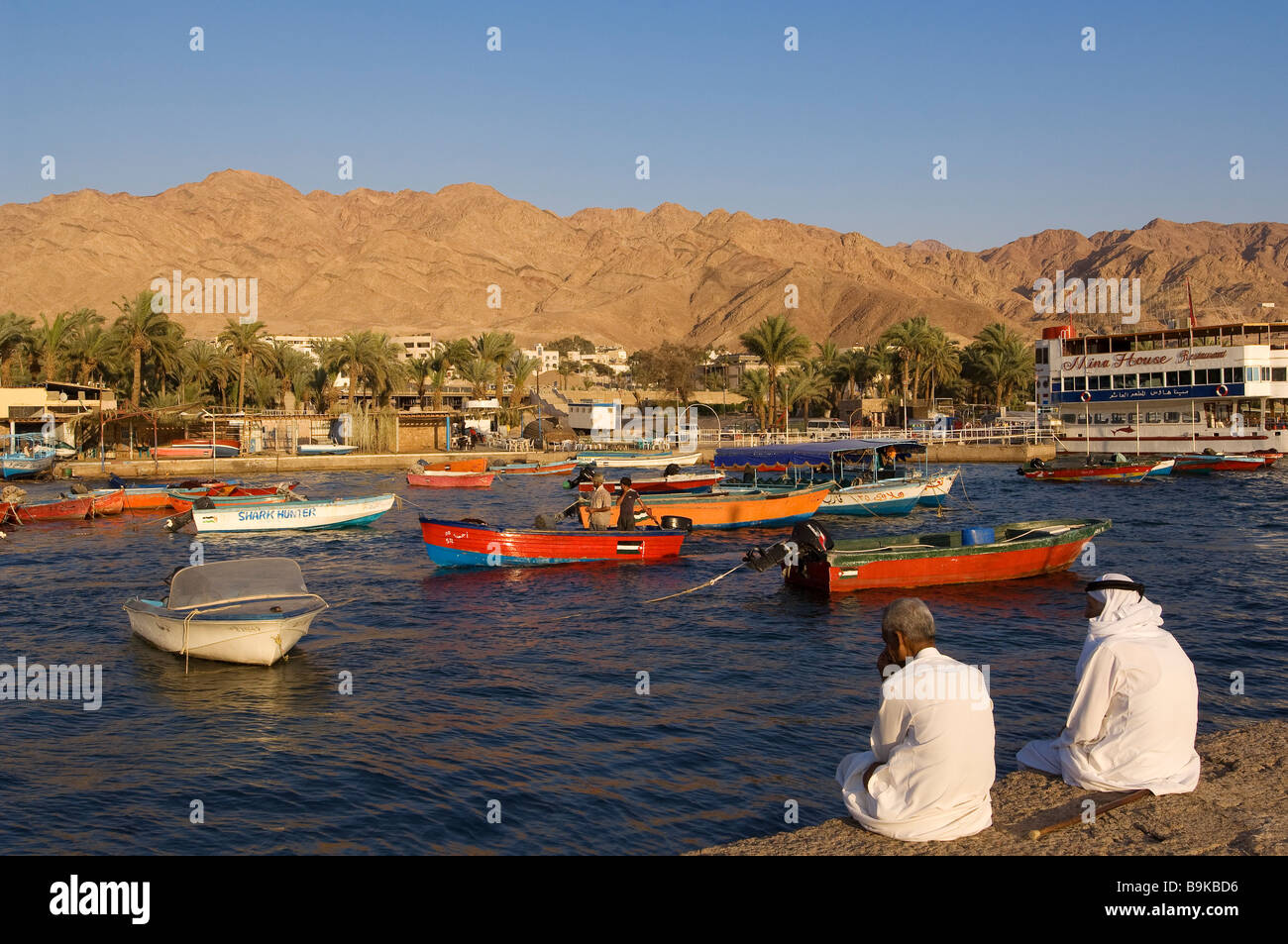 Jordania, Al Gobernación de Aqaba, Al puerto de Aqaba, ciudad poco Puerto  pesquero Fotografía de stock - Alamy