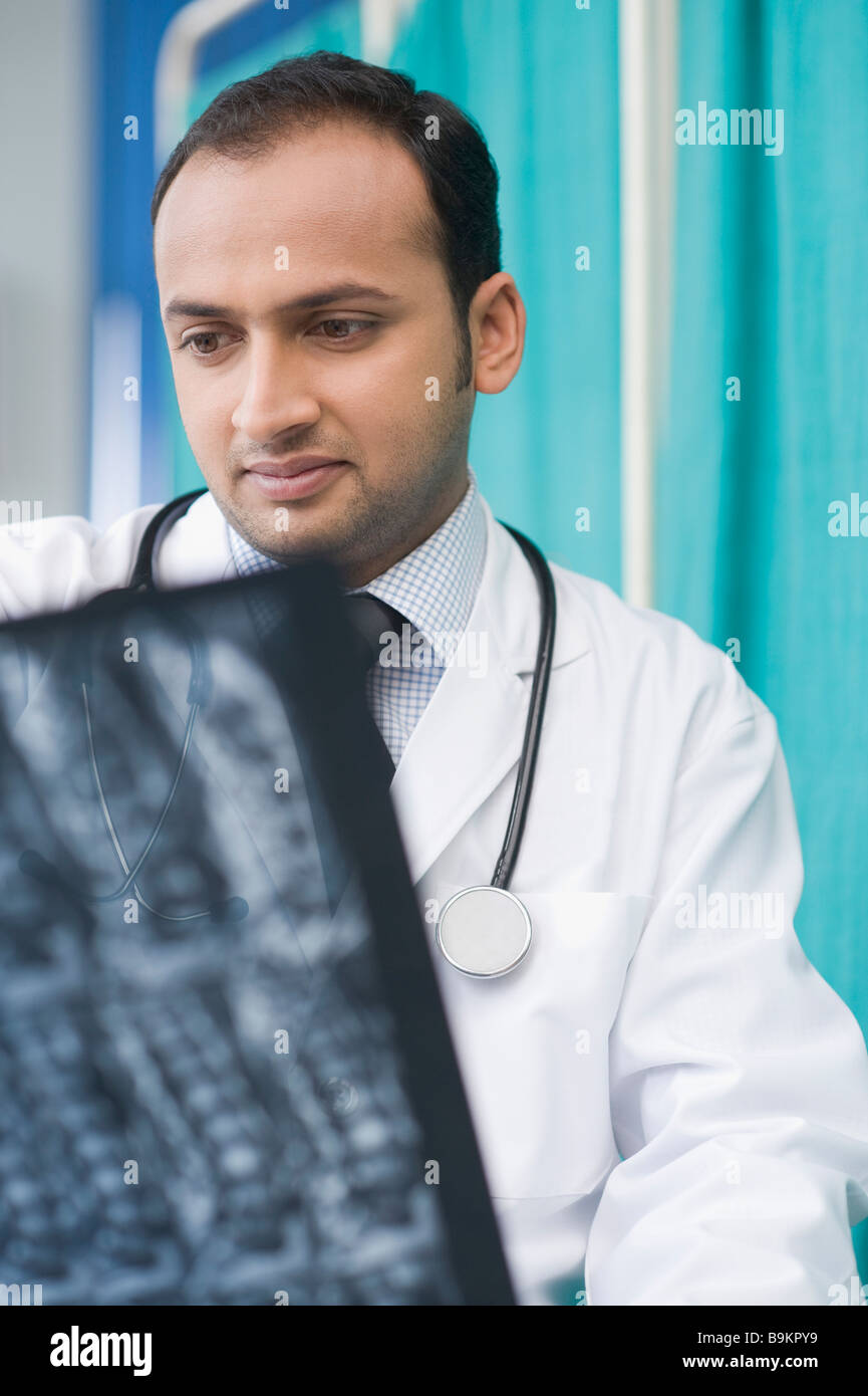 Médico examina un informe de rayos x Foto de stock
