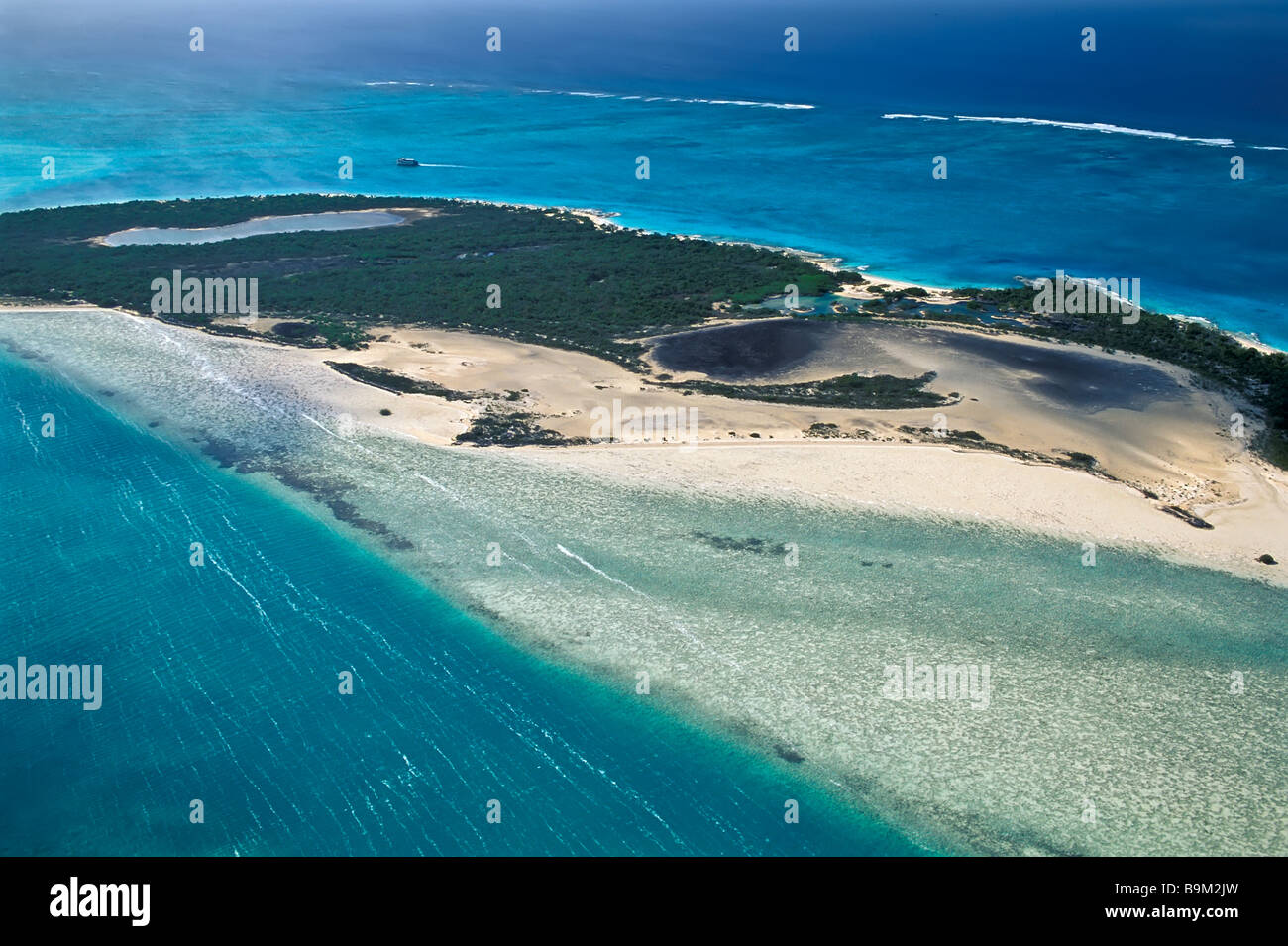 Islas Turcas y Caicos antena TCI poca agua Cay rodeado por una playa de arenas blancas del caribe Foto de stock