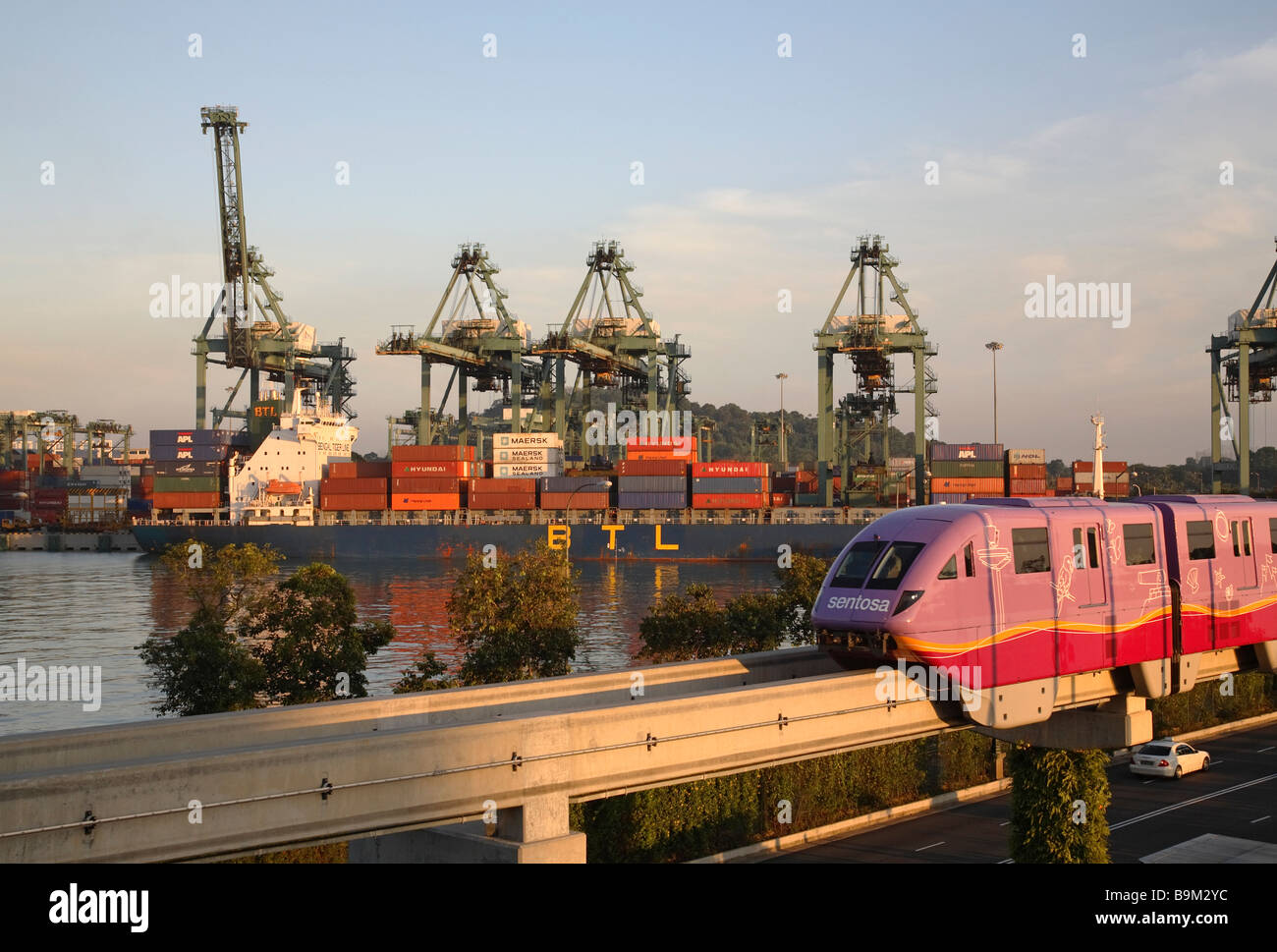 El Sentosa Express y el puerto de Singapur Foto de stock