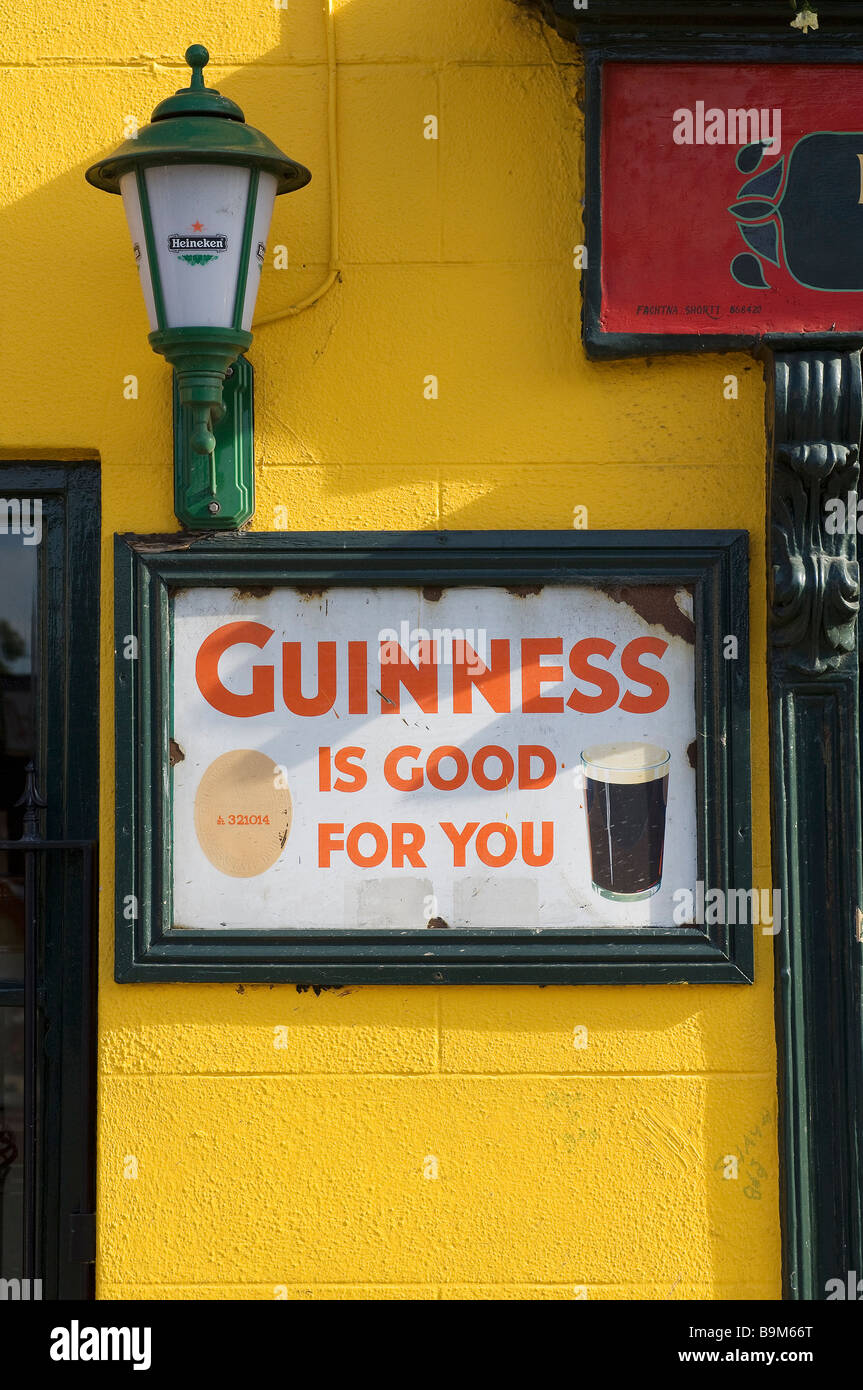 Irlanda, Condado de Kildare, Naas, viejos anuncios en un pub 's wall Foto de stock