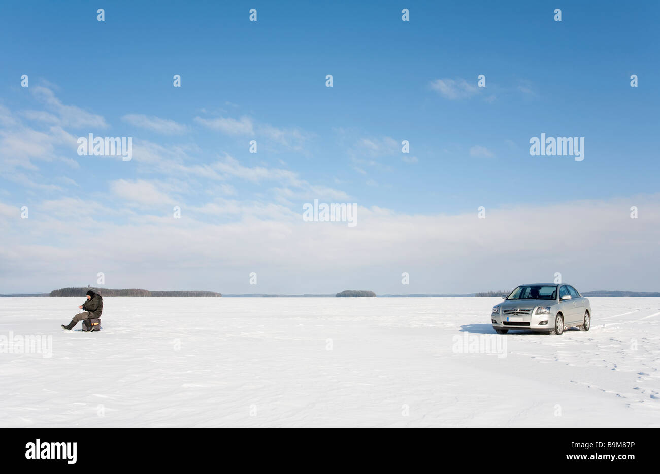 Pesca en hielo con coche ( Toyota Avensis 2007 ) en el lago Keitele , Finlandia Foto de stock