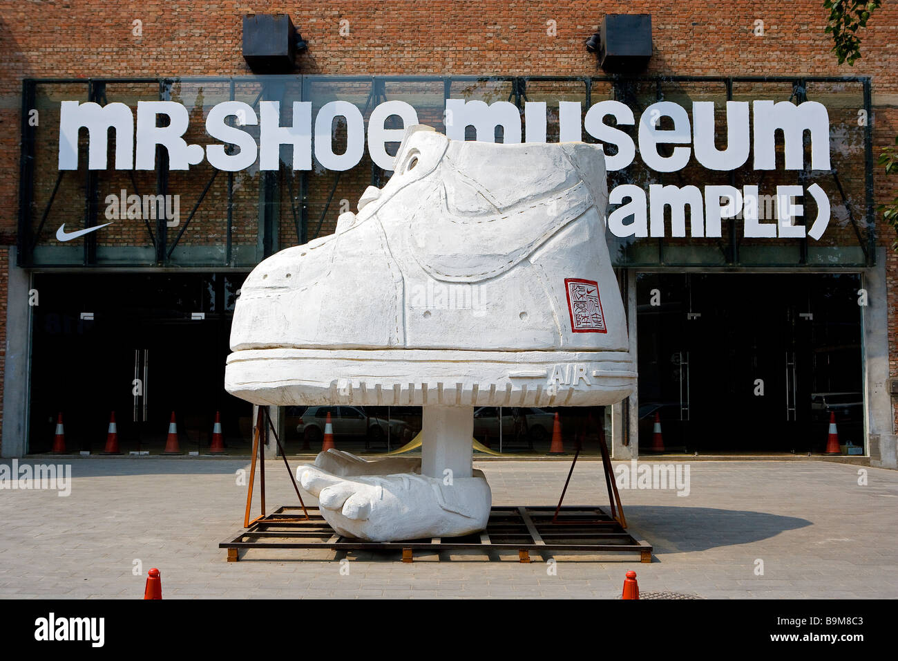 China, Beijing, Nike 706 Tienda Museo celebró el Sr. Zapata (muestra),  exposición de Michael Lau escultura Fotografía de stock - Alamy