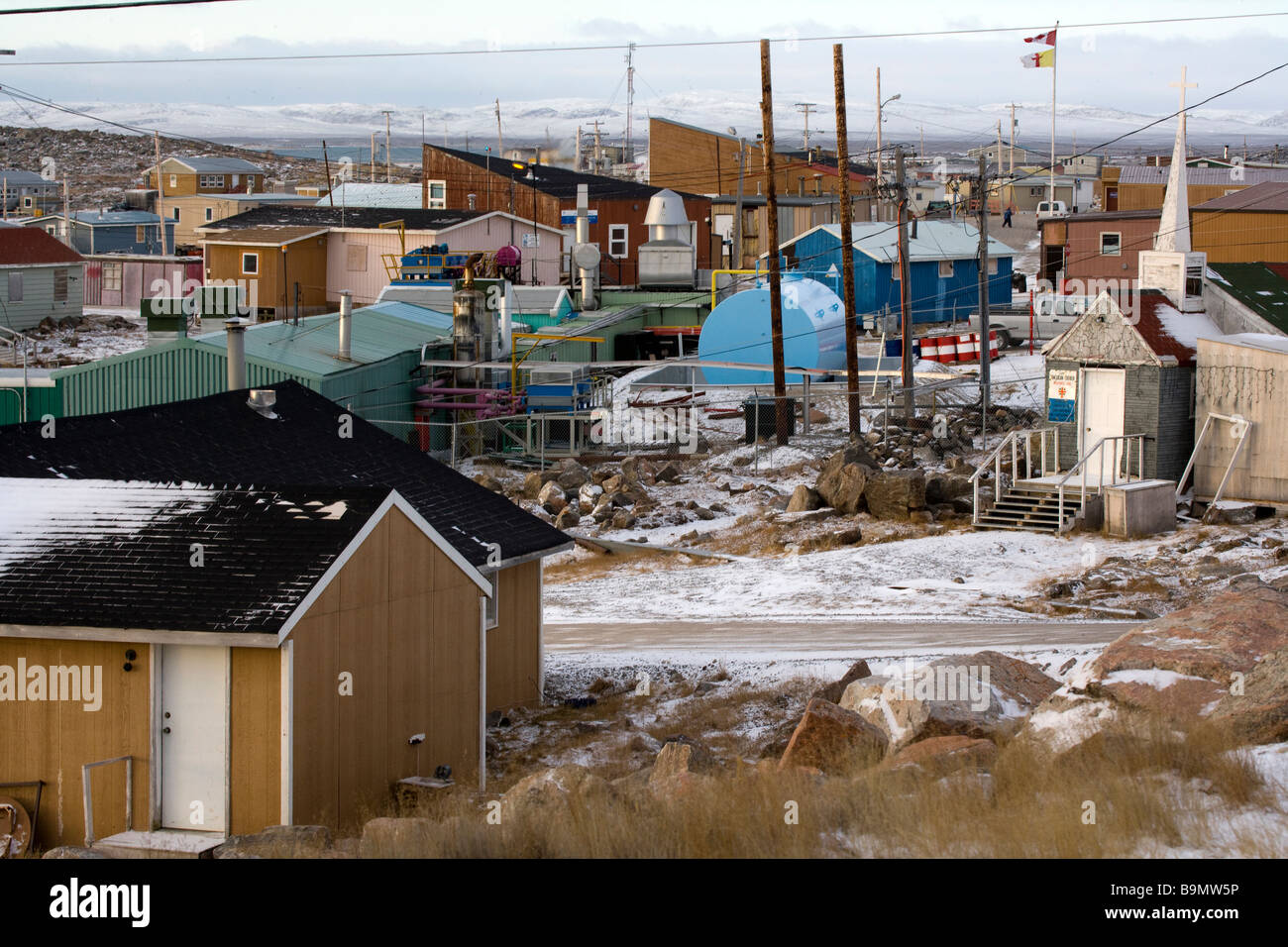 Los edificios tradicionales en Taloyoak asentamiento inuit de Nunavut, vista elevada, el ártico canadiense, Canadá Foto de stock