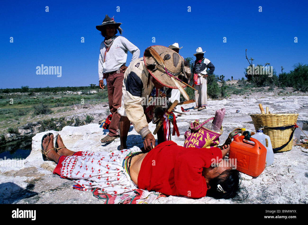 México, el Estado de San Luis Potosí, Los Indios Huicholes' peregrinación, un chamán trata a su paciente en aposición del estilete Foto de stock
