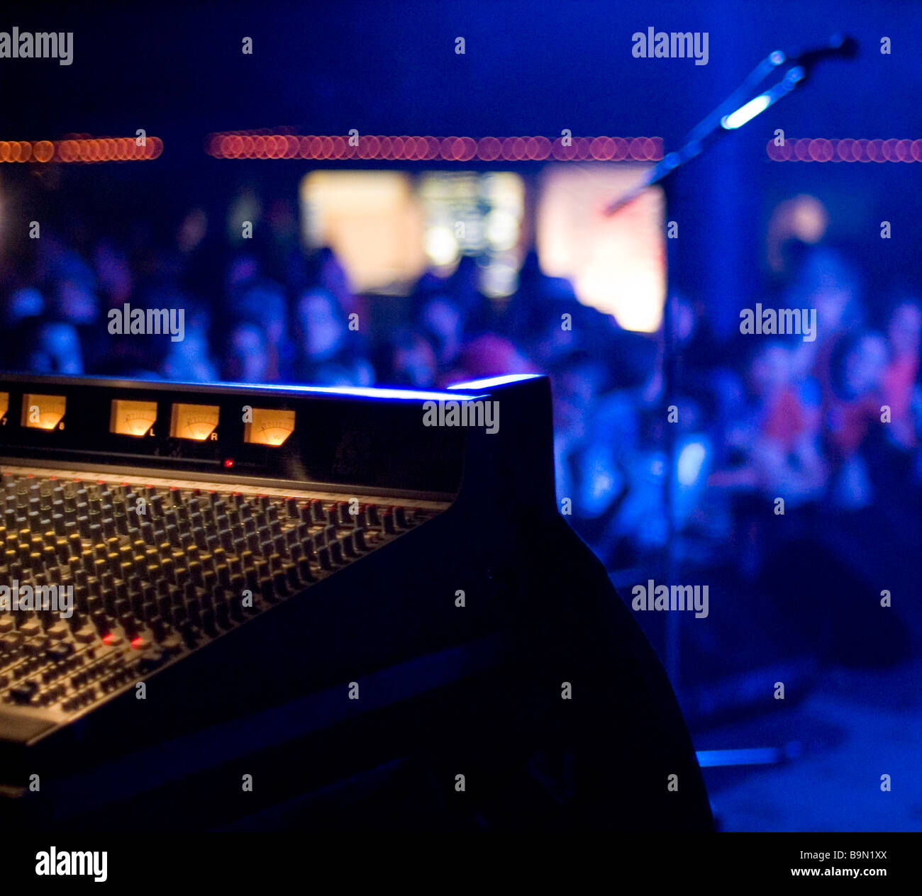 Mesa de mezclas en concierto Foto de stock