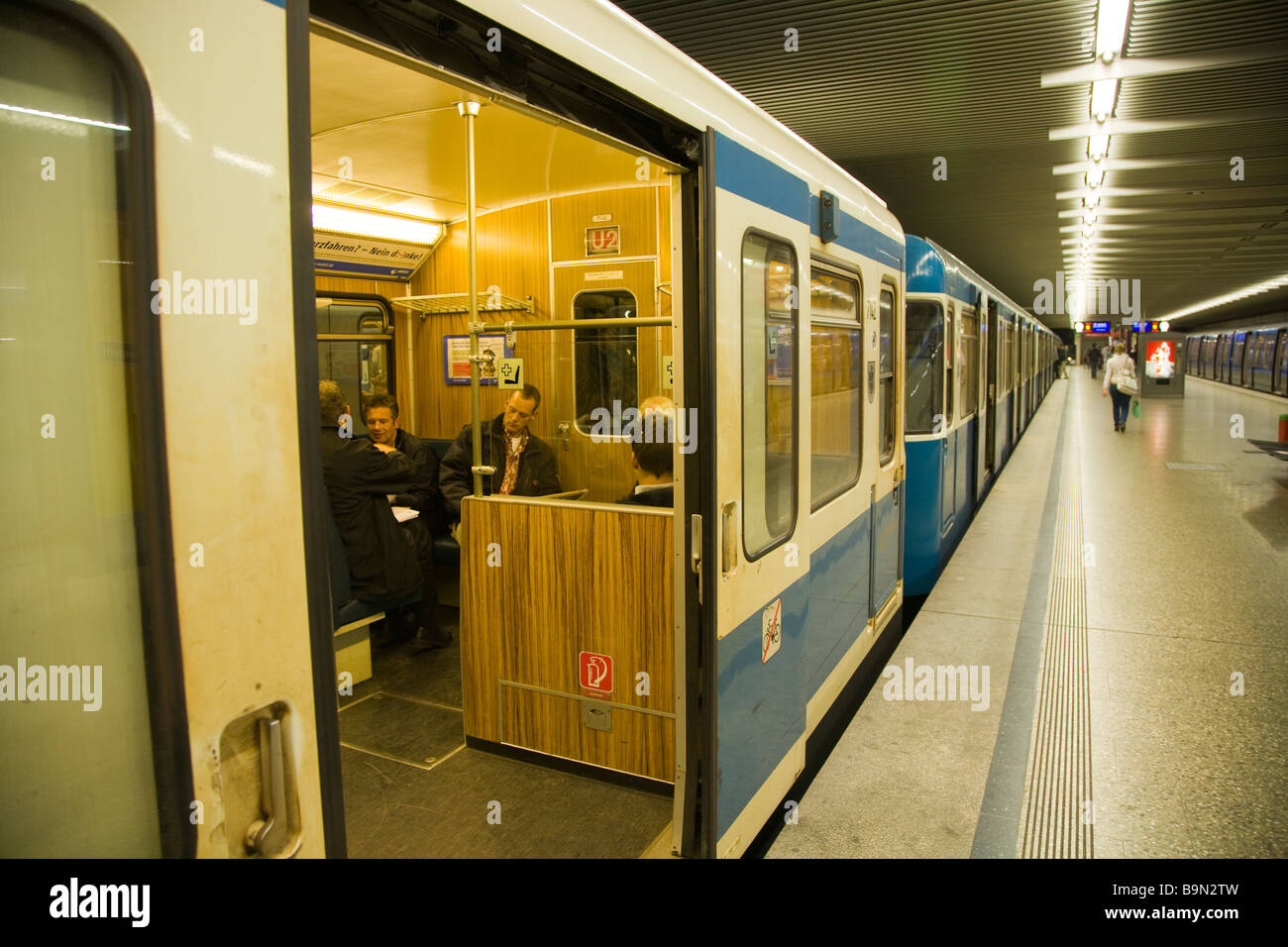 cuatro veces Prima Tubería Trenes subterráneos U-Bahn Munich Alemania Fotografía de stock - Alamy