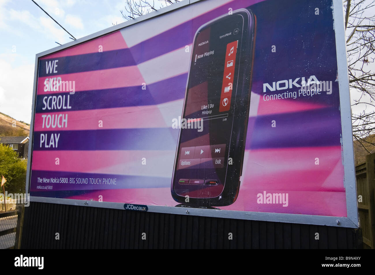 JCDecaux vallas publicitarias para teléfono móvil Nokia en Blaina valles en el sur de Gales, Reino Unido Foto de stock