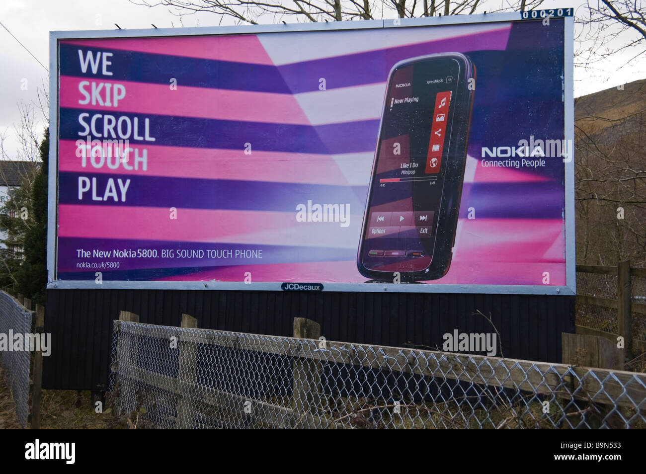 JCDecaux vallas publicitarias para teléfono móvil Nokia en Blaina valles en el sur de Gales, Reino Unido Foto de stock