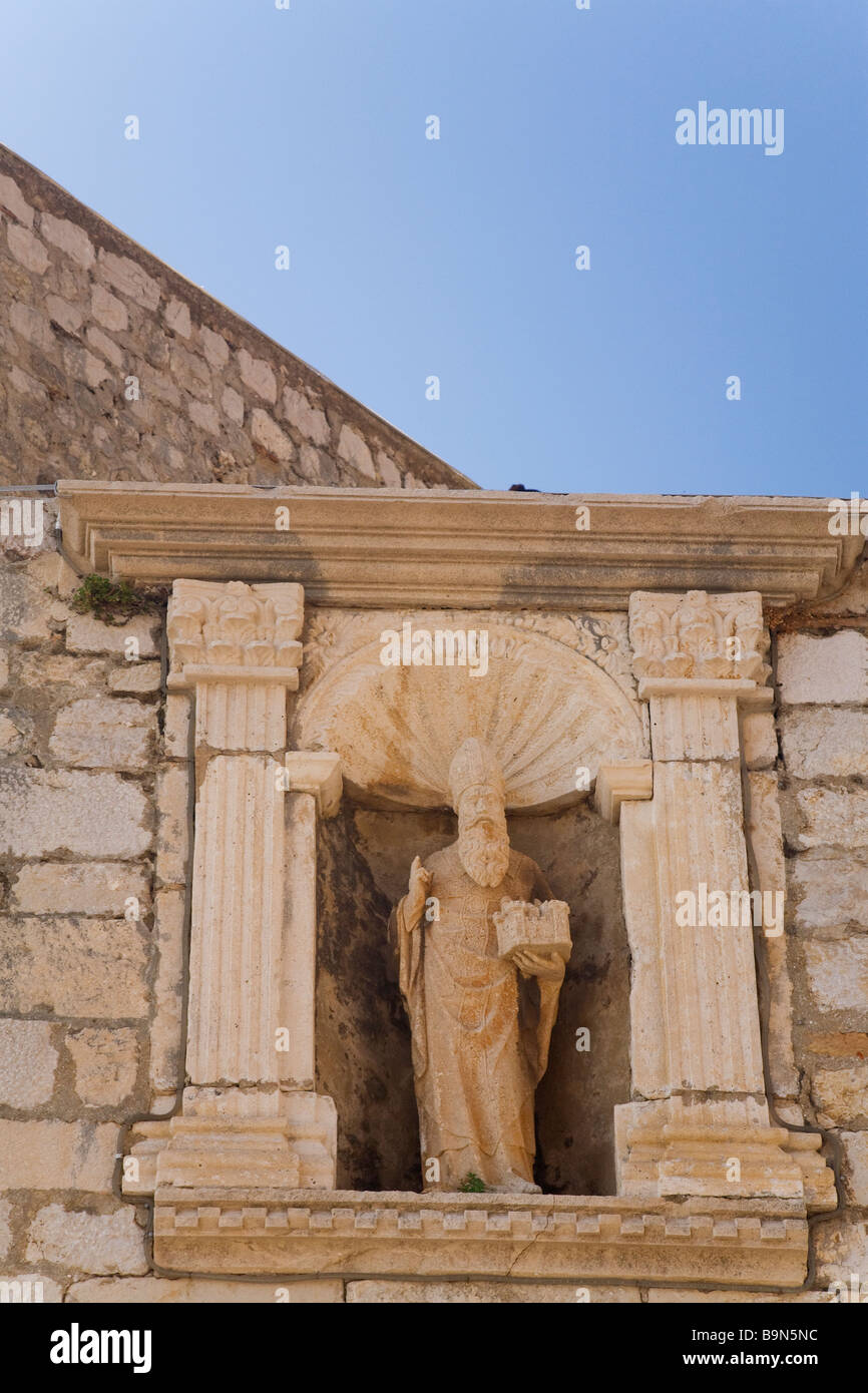 La estatua de Saint Blaise puerta PLOCE al casco antiguo de Dubrovnik en verano Sol Costa Dálmata Croacia Europa Foto de stock