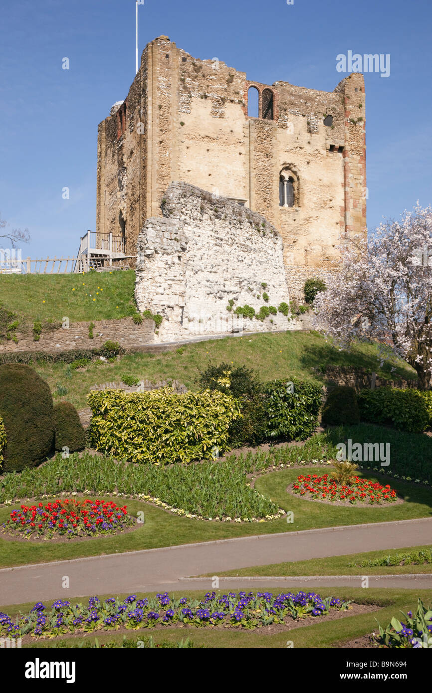 Guildford Surrey Guildford, Inglaterra Castillo torre del siglo xii mantener en jardines en primavera Foto de stock