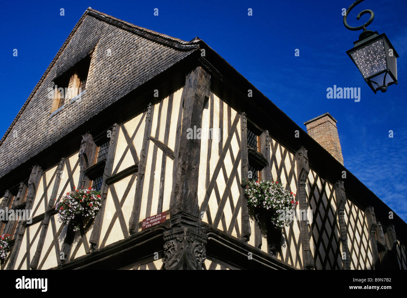 Francia, Cher, la Sologne, Aubigny sur Nere, paredes entramadas, llamado Casa de François 1er (siglo xvi) Foto de stock