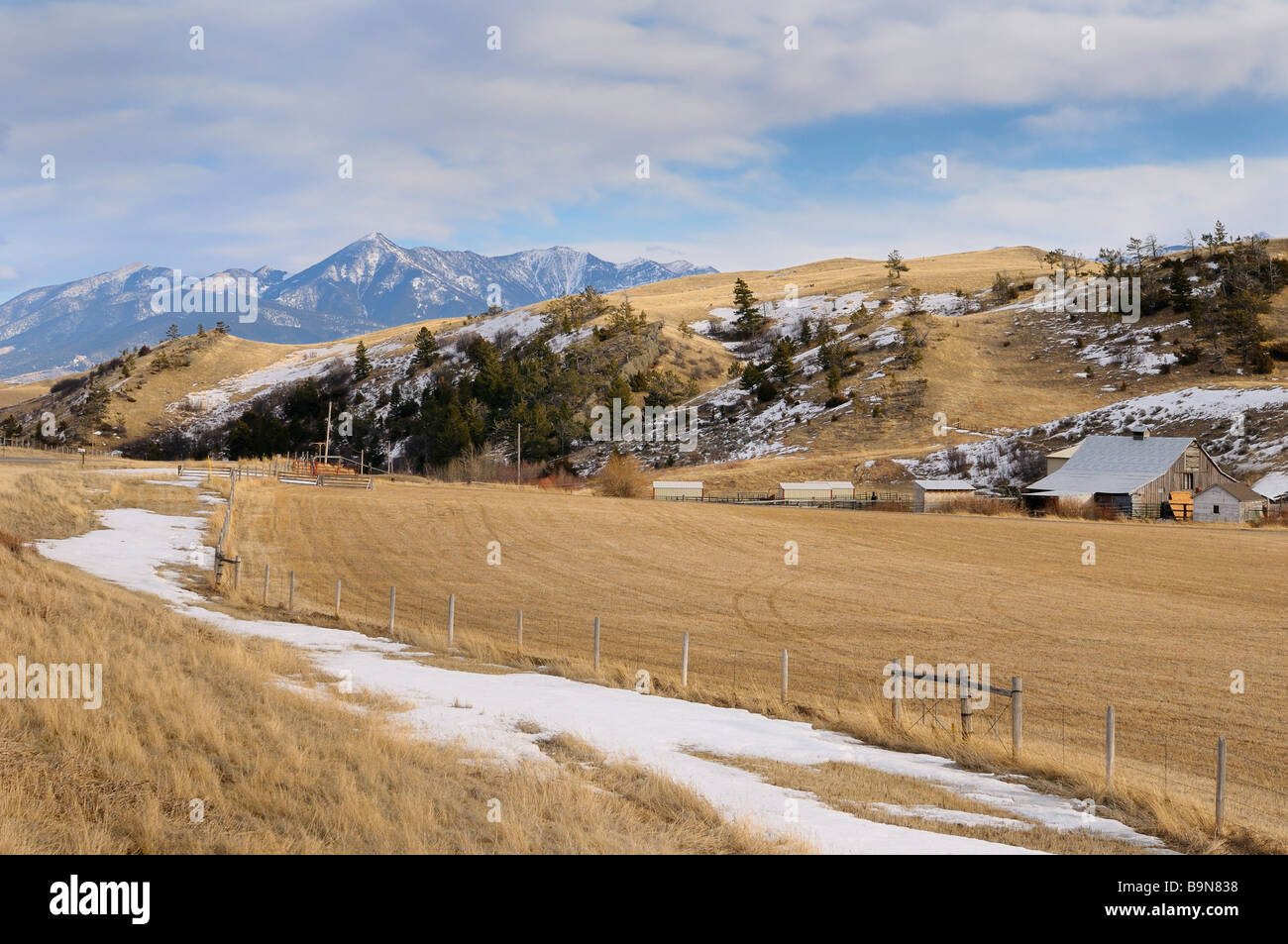 Los pastos y granero en Bozeman Pass en Old Boseman Hill Road Montana con el Monte Delano de gama Absaroka Foto de stock