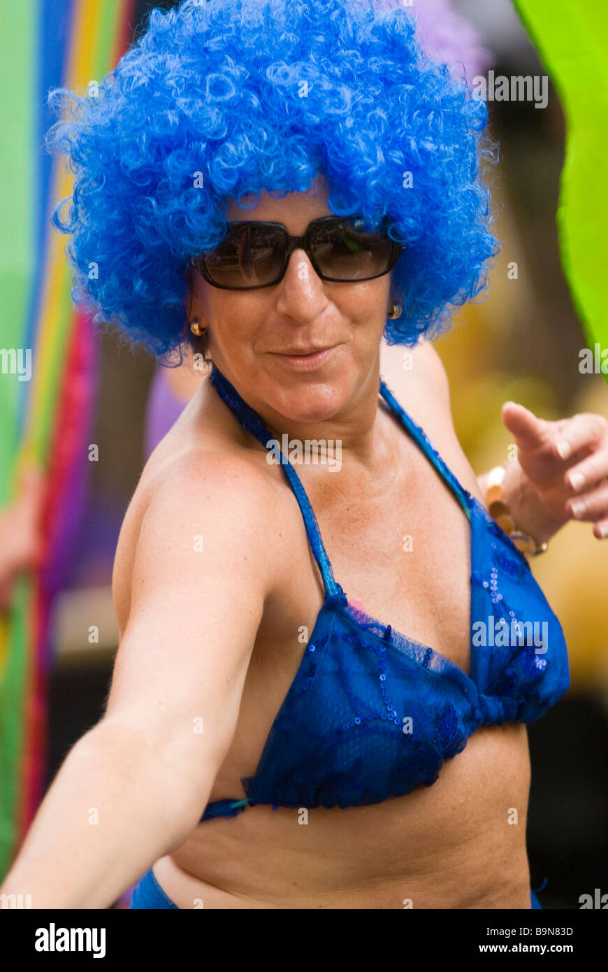Hombre en Azul peluca afro & bikini el Día del Orgullo Gay en Amsterdam,  agosto de 2008 Fotografía de stock - Alamy