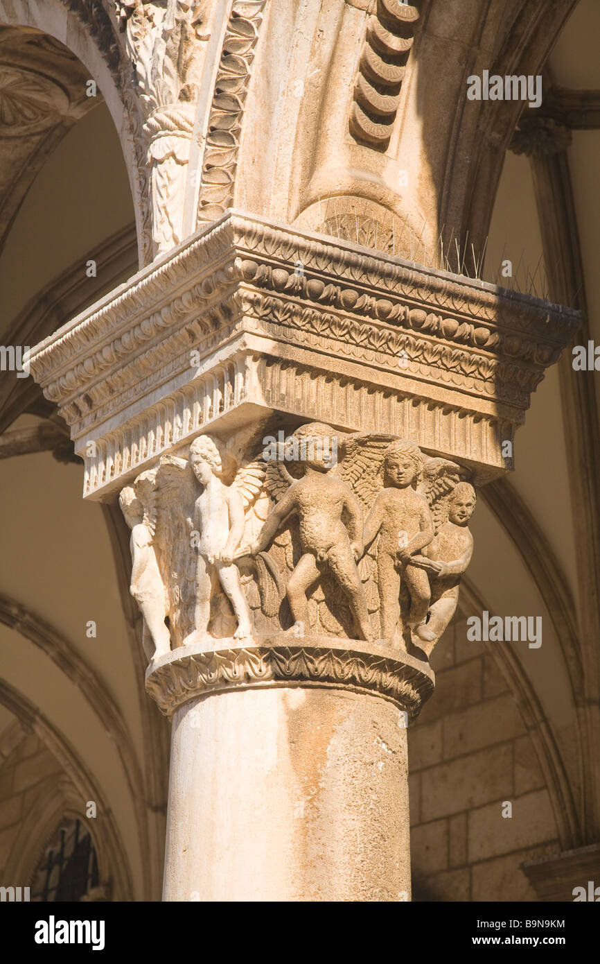 Columnas adornadas con querubines labrados Rector's Palace exterior casco antiguo de Dubrovnik en verano Sol Costa Dálmata Croacia Europa Foto de stock