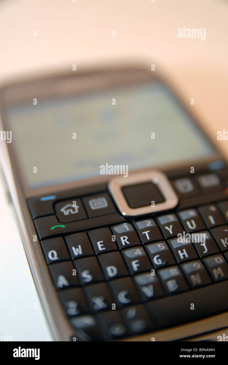 Un teléfono móvil Nokia/dispositivo con teclado QWERTY completo. Foto de stock