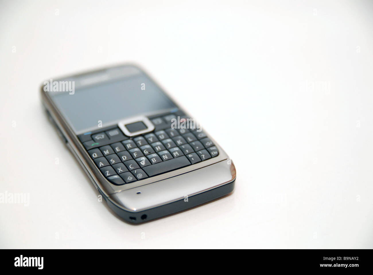 Un teléfono móvil Nokia/dispositivo con teclado QWERTY completo. Foto de stock