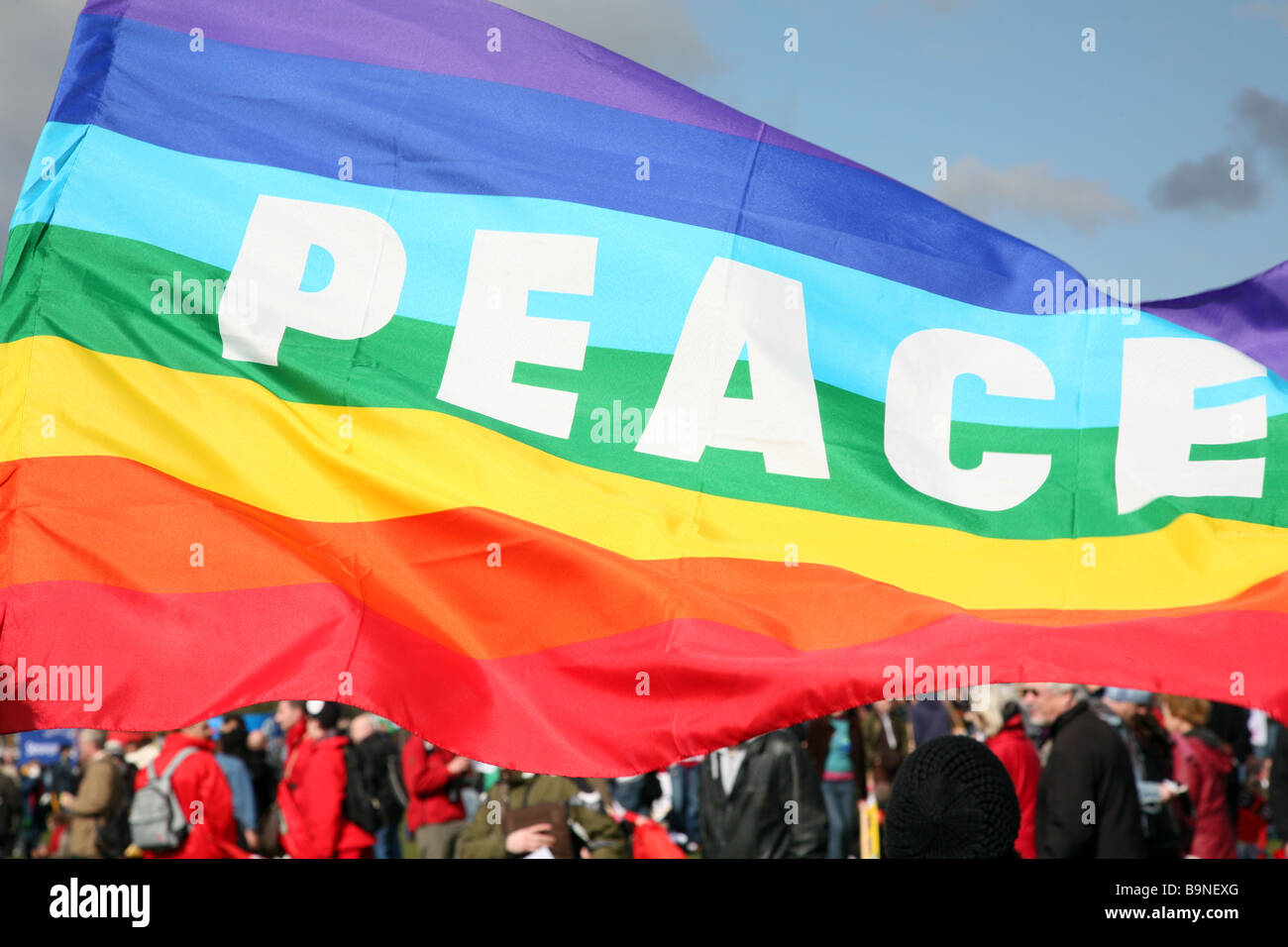 La bandera de la paz al poner a la gente en primer lugar manifestación en Londres. Foto de stock