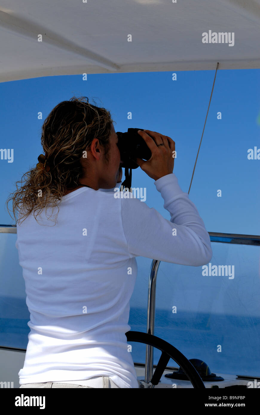 La hembra capitán del barco búsqueda de delfines. Puerto Rico, Gran Canaria, Islas Canarias, España, Europa. Foto de stock