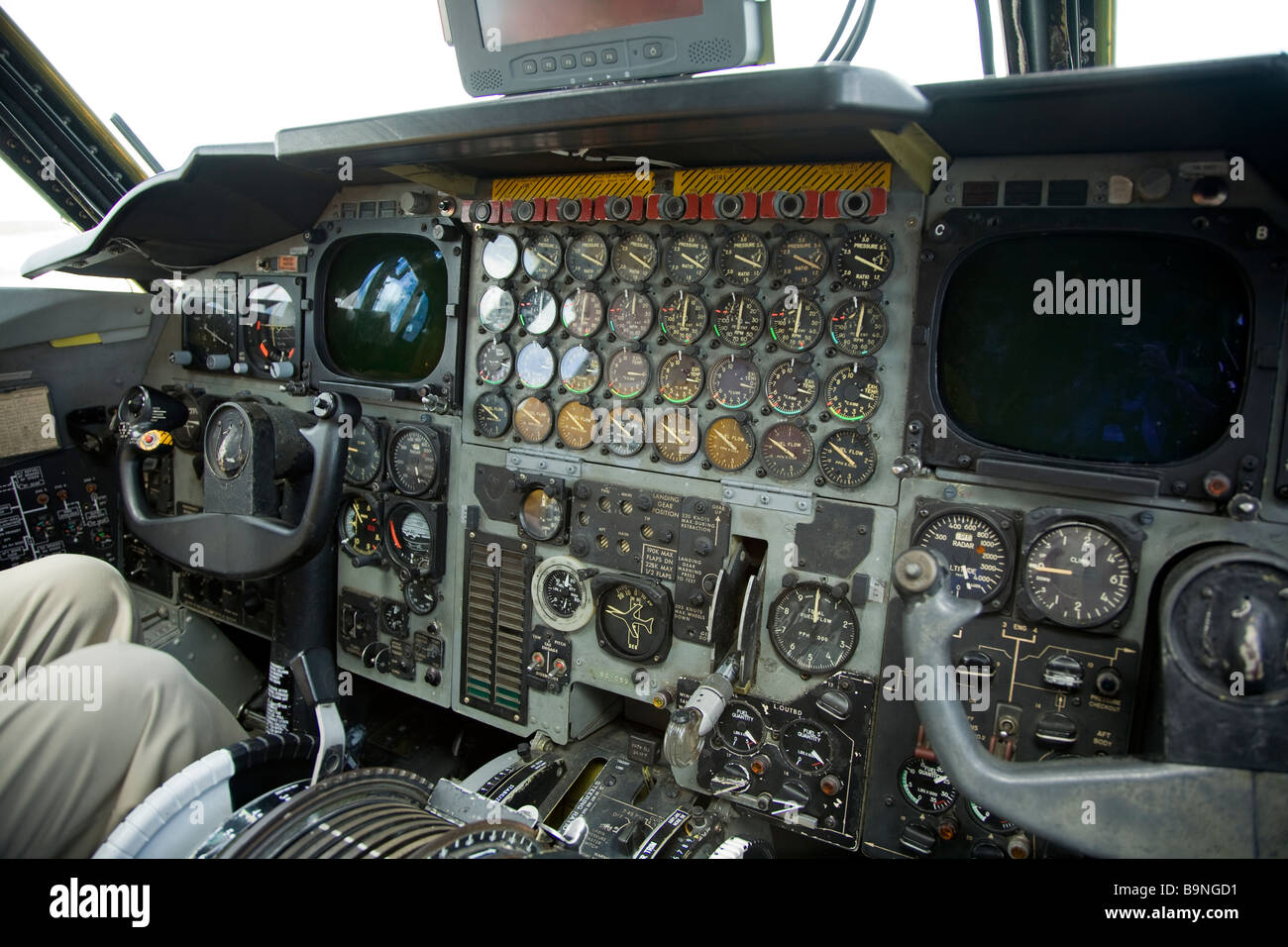 b-52-bombarderos-de-largo-alcance-del-panel-de-instrumentos-de-cabina-b9ngd1.jpg
