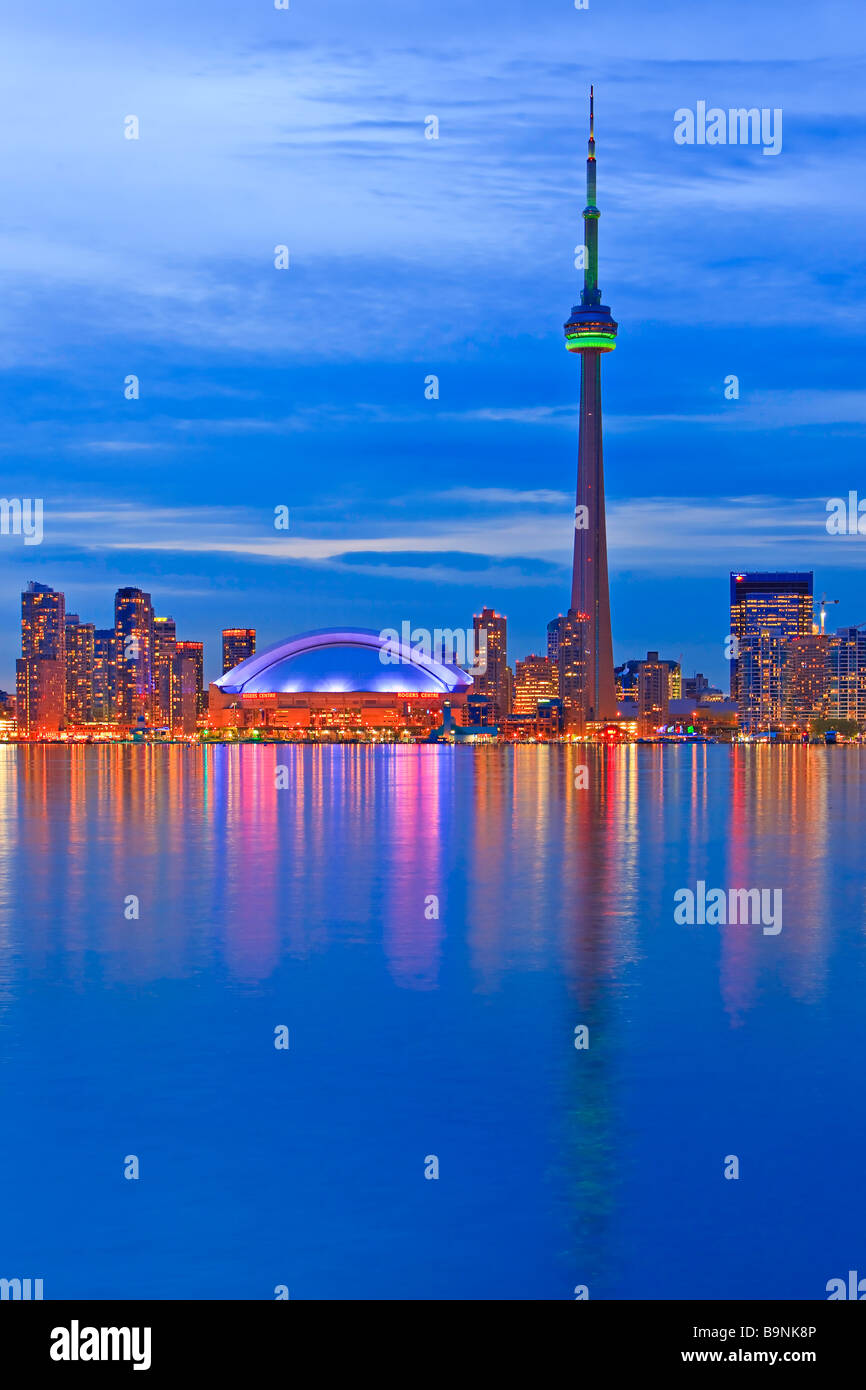 El horizonte de Toronto con la Torre CN y el Centro Rogers al anochecer, la ciudad de Toronto, Ontario, Canadá Foto de stock