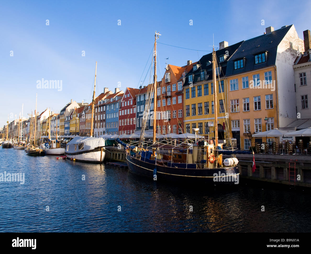 Una bella mañana en Nyhavn (puerto nuevo) en Copenhague, Dinamarca. Foto de stock