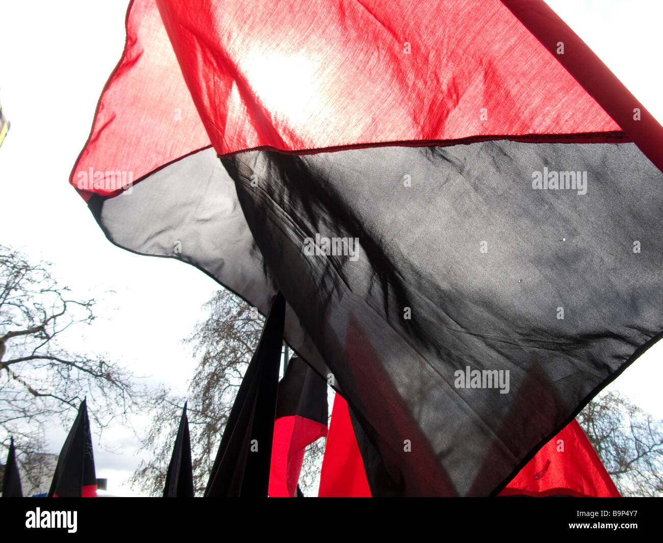 Anarchist flag fotografías e imágenes de alta resolución - Alamy