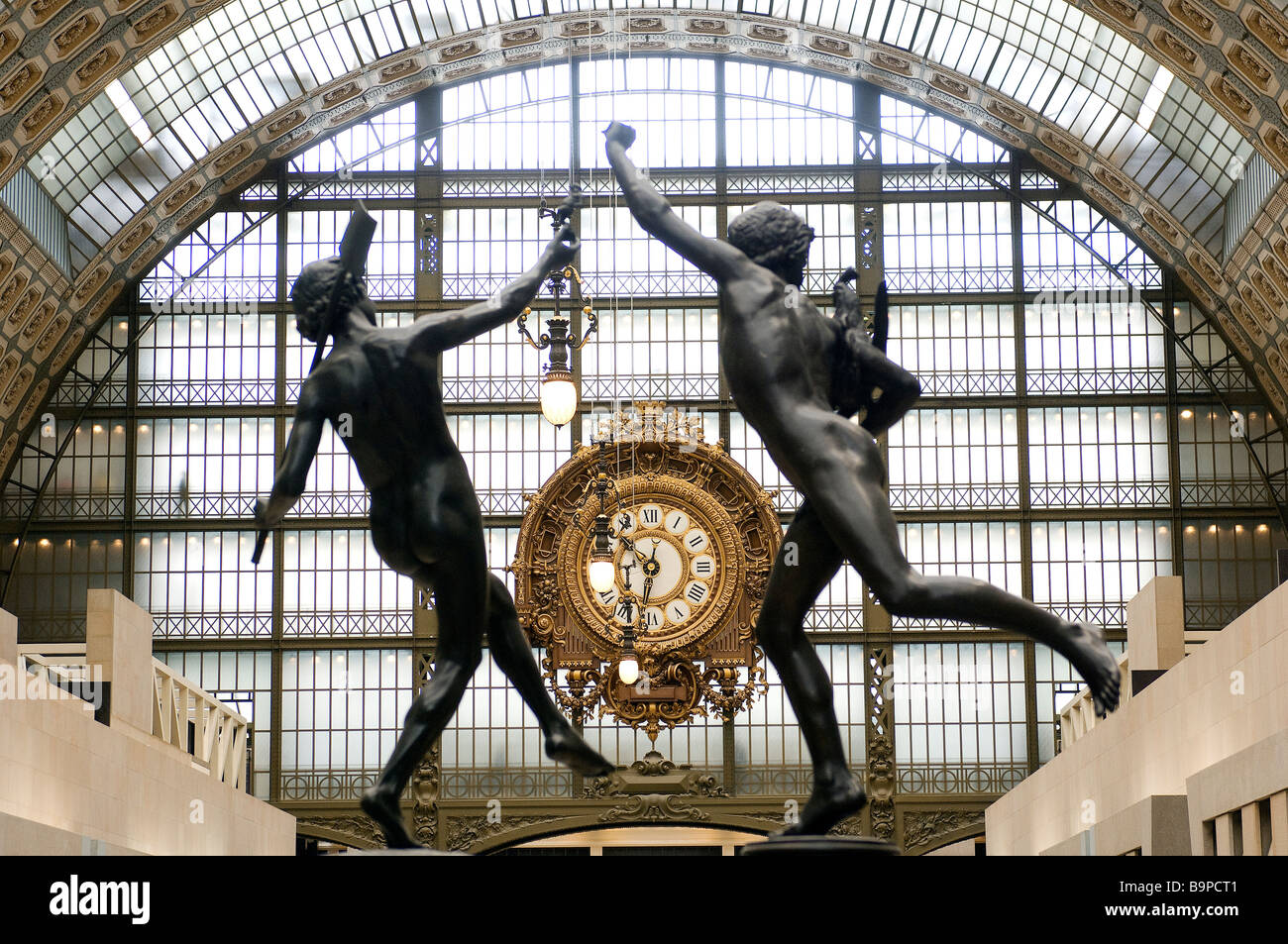 Francia, Paris, musée d'Orsay, dos estatuas de bronce, de Hippolyte Moulin llama Une Trouvaille una Pompeya ( una suerte de encontrar en Pompeya) Foto de stock