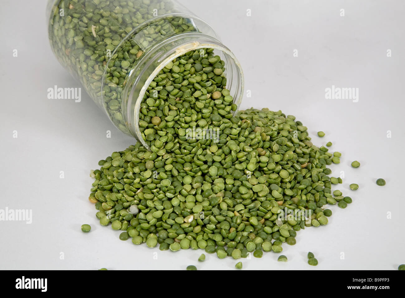 Dividir las lentejas guisantes leguminosa está guardado en un tarro Foto de stock