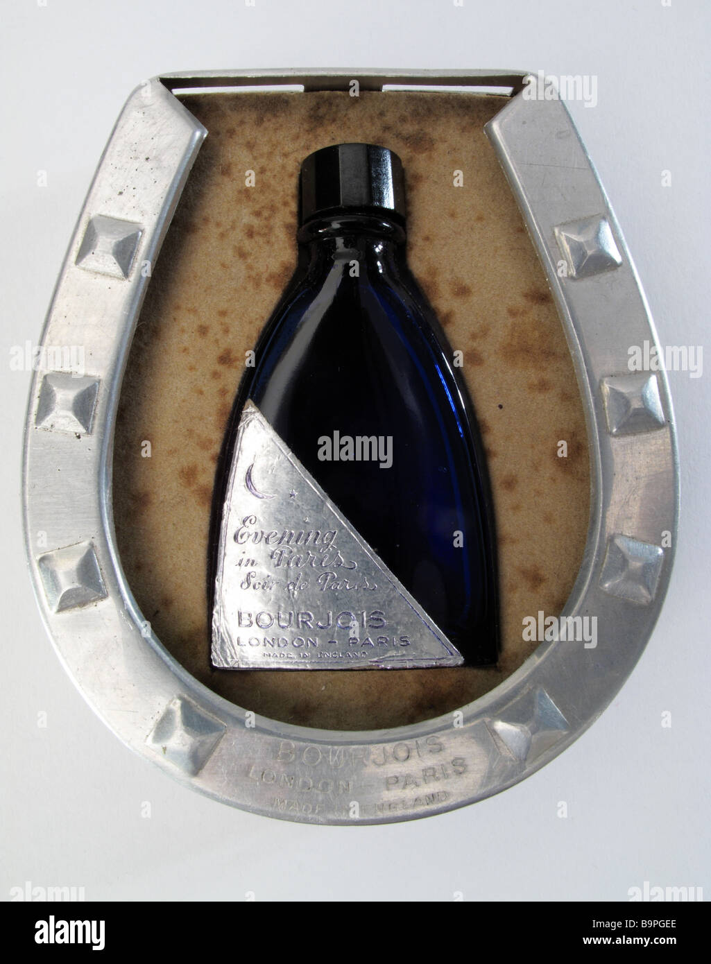 Bourjois velada parisina frasco de perfume en contenedor de herradura de mediados del siglo XX. Foto de stock