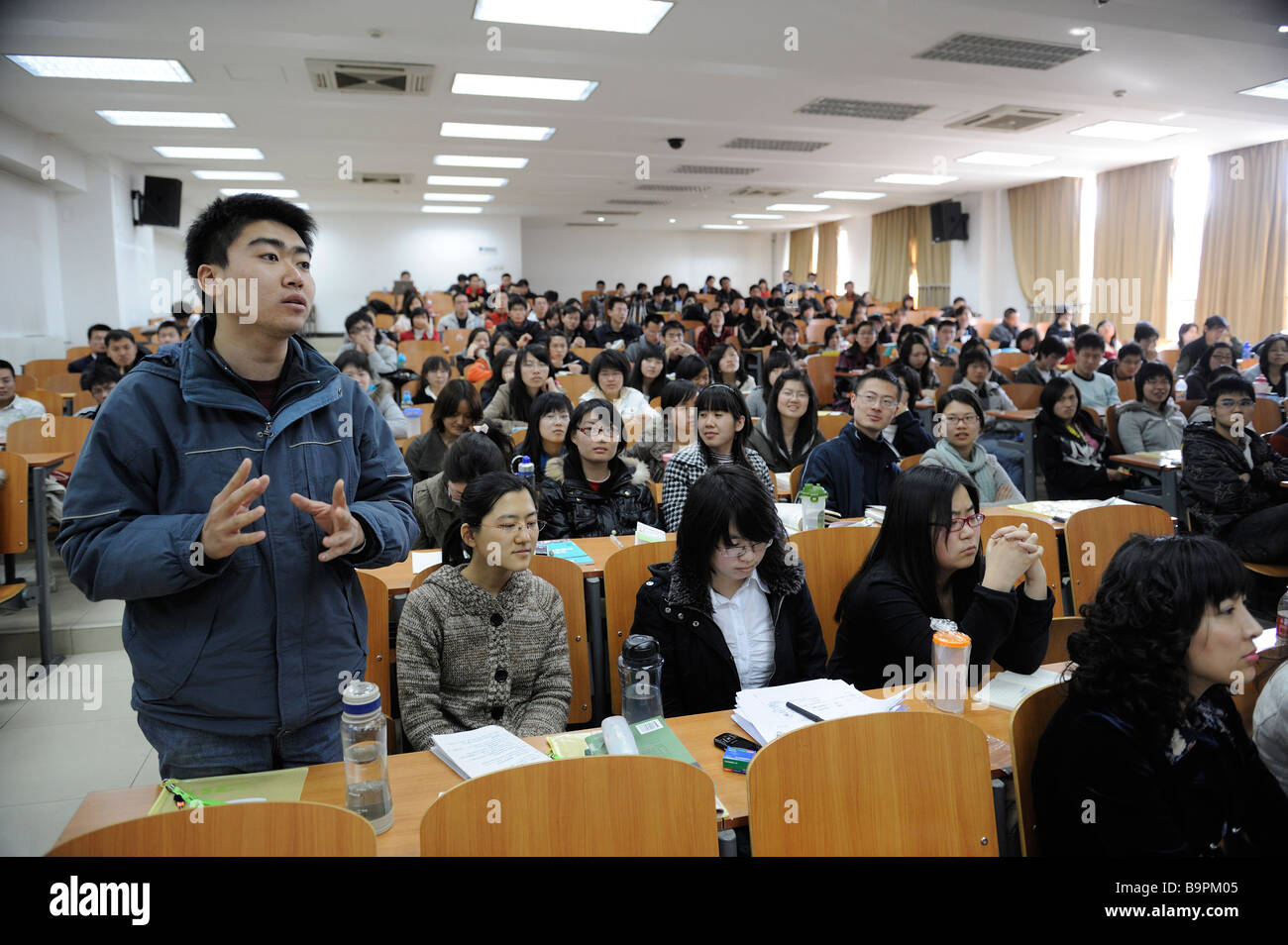 Estudiantes universitarios chinos en el aula. 28-Mar-2009 Foto de stock