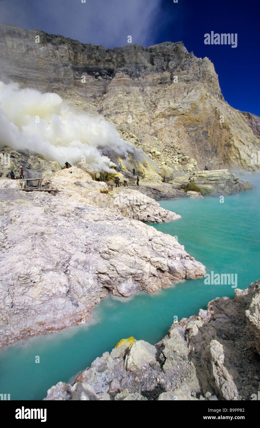 Indonesia, Java, Kawah Ijen Crater Lake, ácido y extracción de azufre Foto de stock