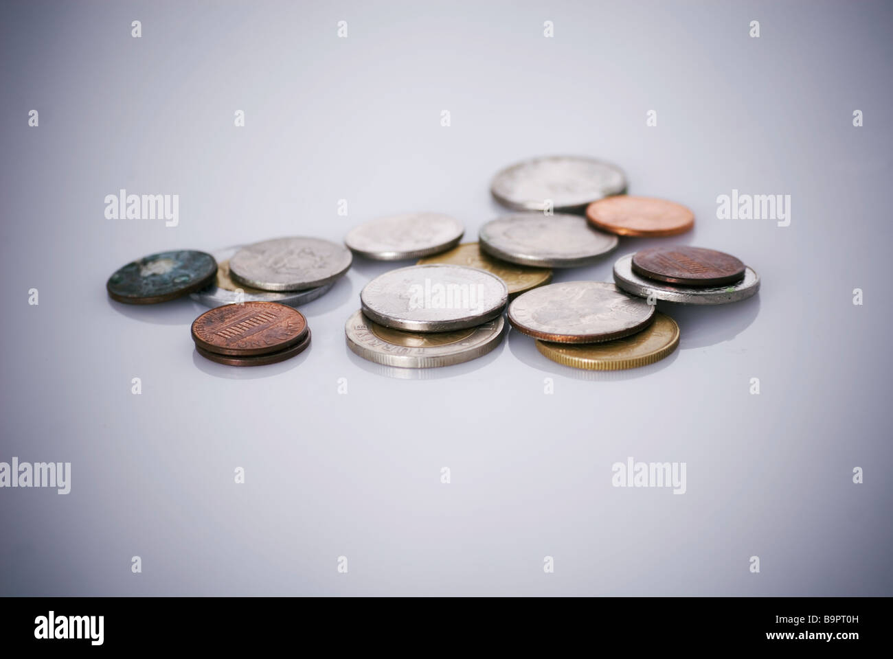 Colección de diferentes monedas de dinero en un fondo blanco. Foto de stock
