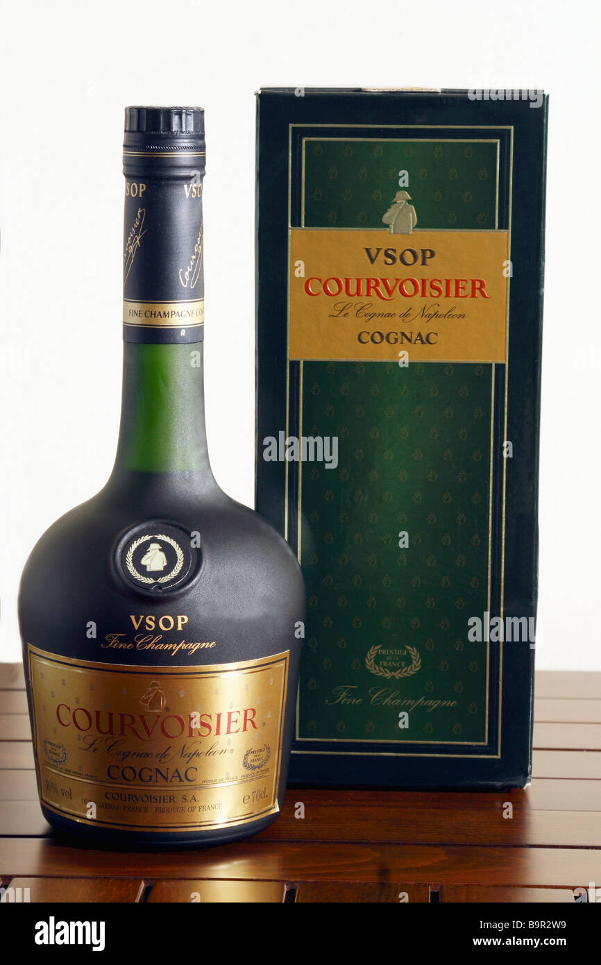 Una botella de Courvoisier VSOP Cognac (coñac francés) en la tabla. Foto de stock