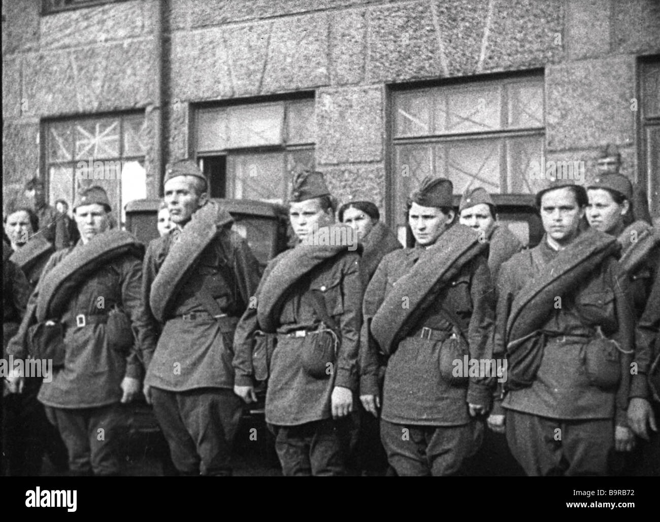 Призвали в ряды. Скатка шинели РККА 1941. Новобранцы РККА 1941. Всеобщая мобилизация в ряды красной армии 1941-1945. Добровольцы идут на фронт 1941.