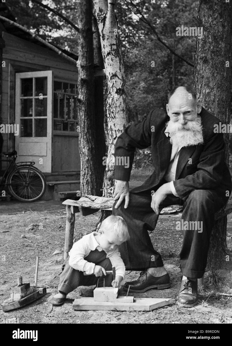 Внук льва толстого. Потомки толстого льва николаевича. Толстой мем. Лев николаевич толстой с внучкой. Потомки льва толстого.