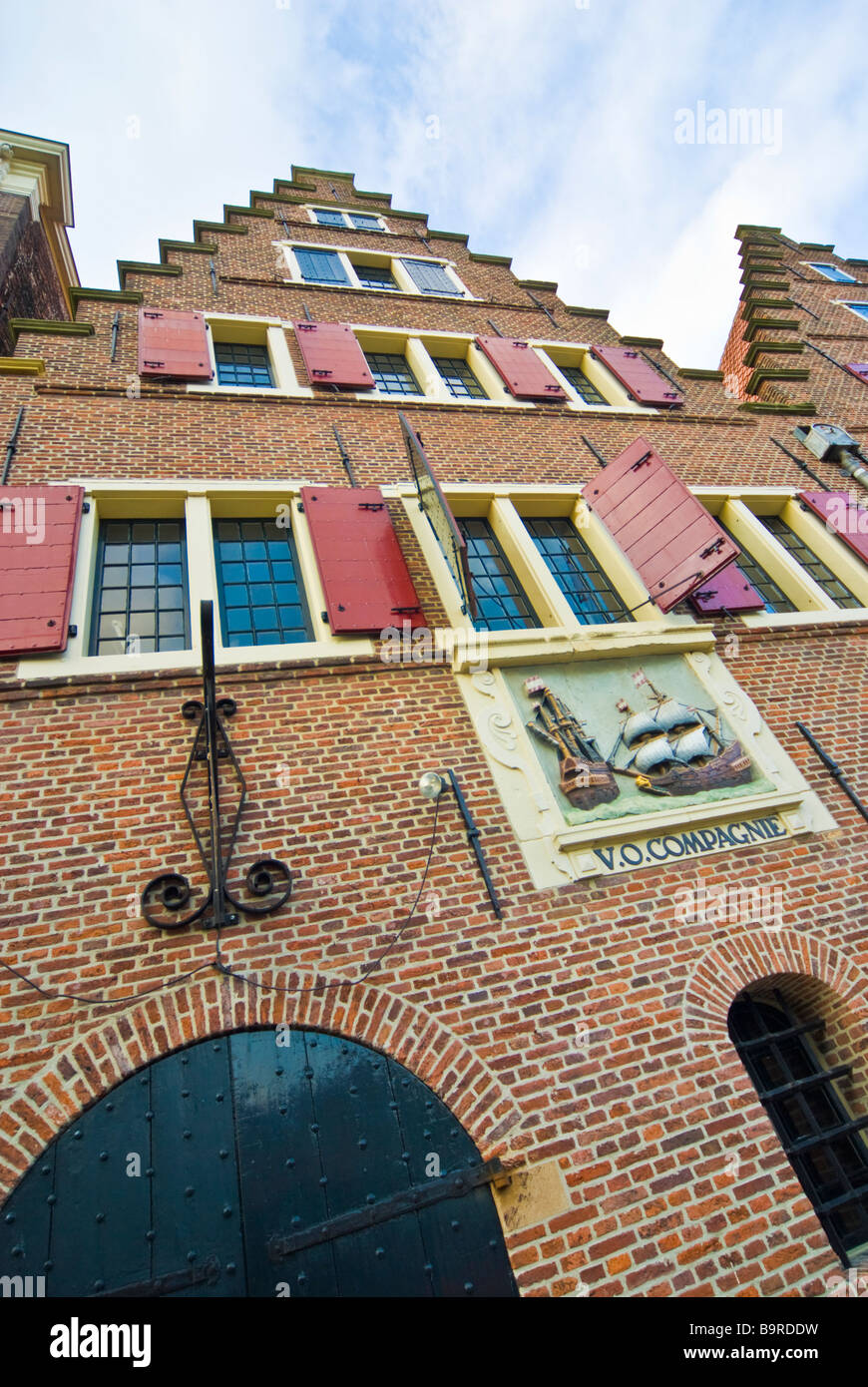 VOC (Vereenigde Oostindische Compagnie) denominado frente de una casa, Hoorn, Holanda | Haus de Hoorn mit VOC Beschriftung Foto de stock