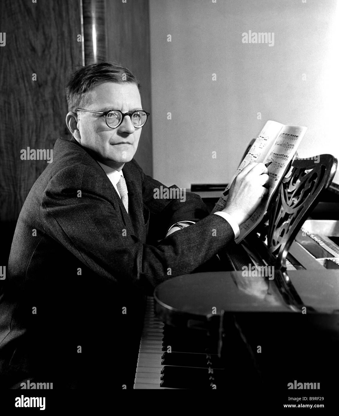 Artista popular de la URSS compositor Dimitri Shostakovich Foto 1958