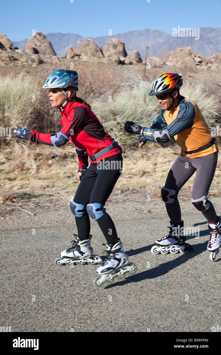 Par andar en patines. Foto de stock