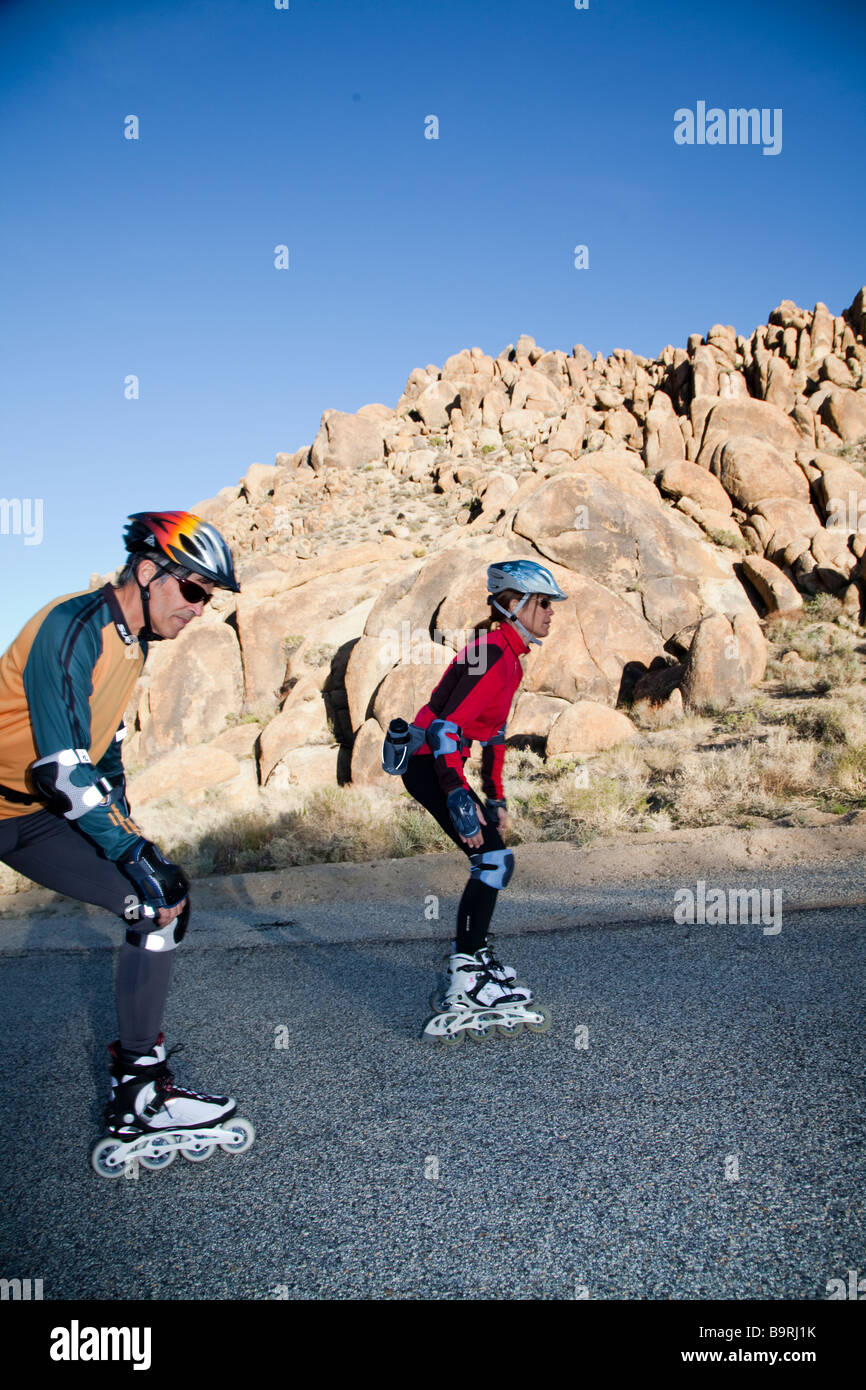 Par andar en patines. Foto de stock