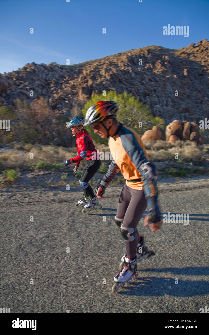 Par andar en patines. Foto de stock